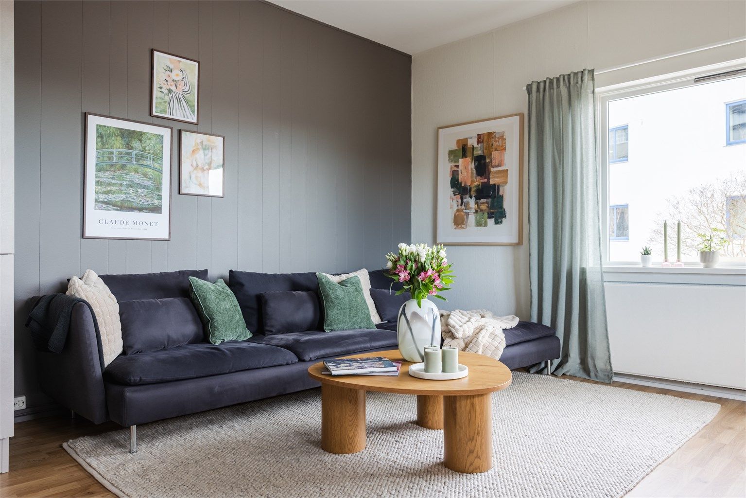 Stuen oppleves romslig med god plass til sofagruppe, tilhørende salongbord og tv-seksjon. Her kan du enkelt møblere etter eget ønske og behov! 