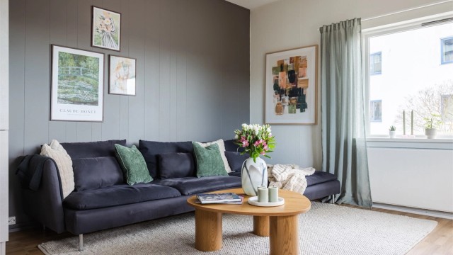 Stuen oppleves romslig med god plass til sofagruppe, tilhørende salongbord og tv-seksjon. Her kan du enkelt møblere etter eget ønske og behov!