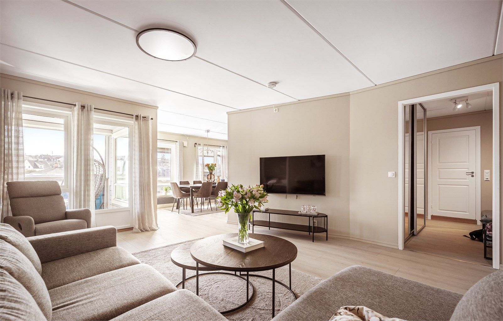 Jonas Ekse Hovland har gleden av å presentere en lys og luftig 3-roms selveierleilighet med en åpen og sosial planløsning. 