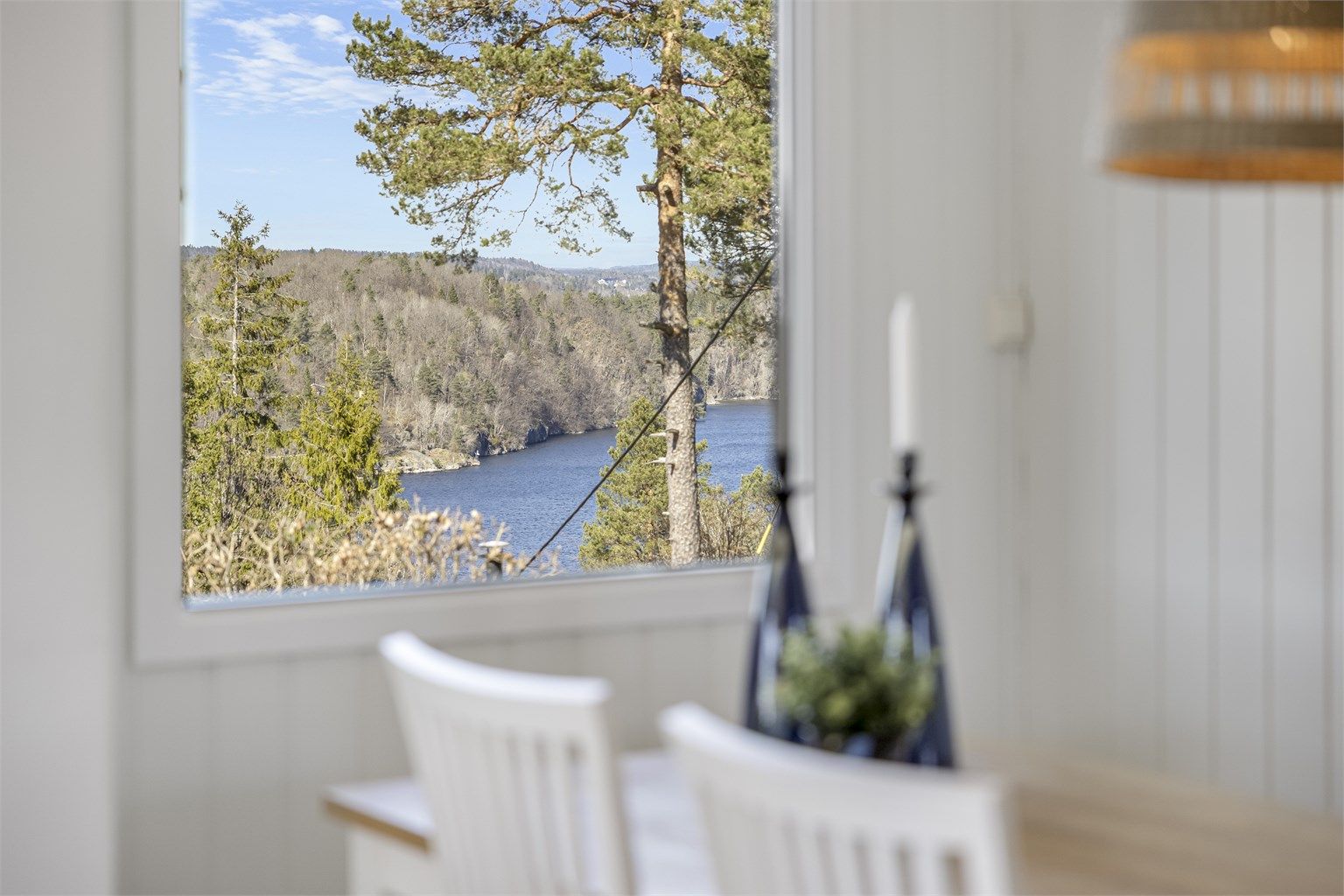 Utsikten kan nytes fra flere av hyttas rom.