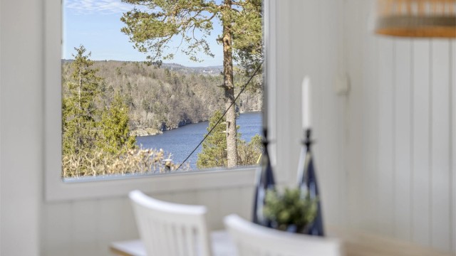 Utsikten kan nytes fra flere av hyttas rom.