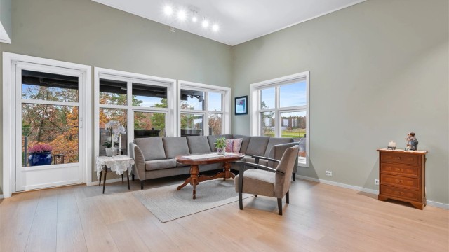 Luftig og fin stue med store vindusflater og ekstra takhøyde