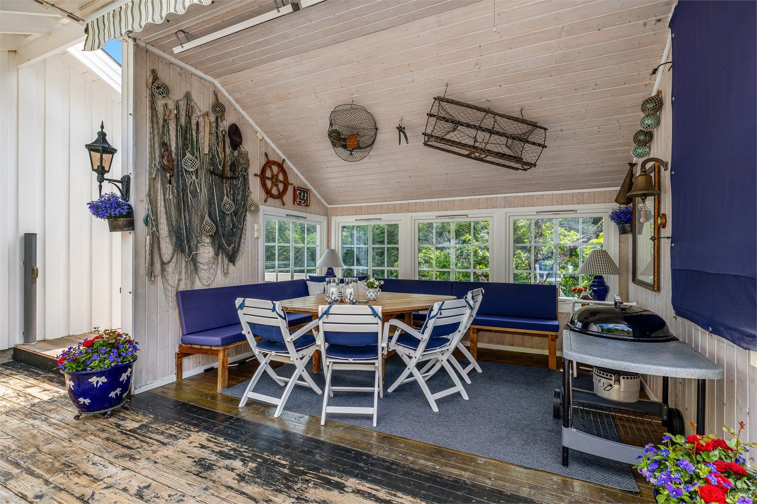 I himlingen på utestua er det terrassevarme. Gjennom vindusrekka har du full oversikt over båttrafikken i sundet.