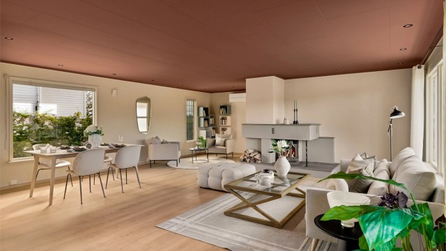Stuen er belagt med laminatgulv i en innbydende fargetoner. Det er montert rikelig med downlights.