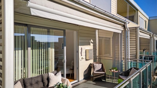 Delvis overbygget balkong med solskjerming via markise