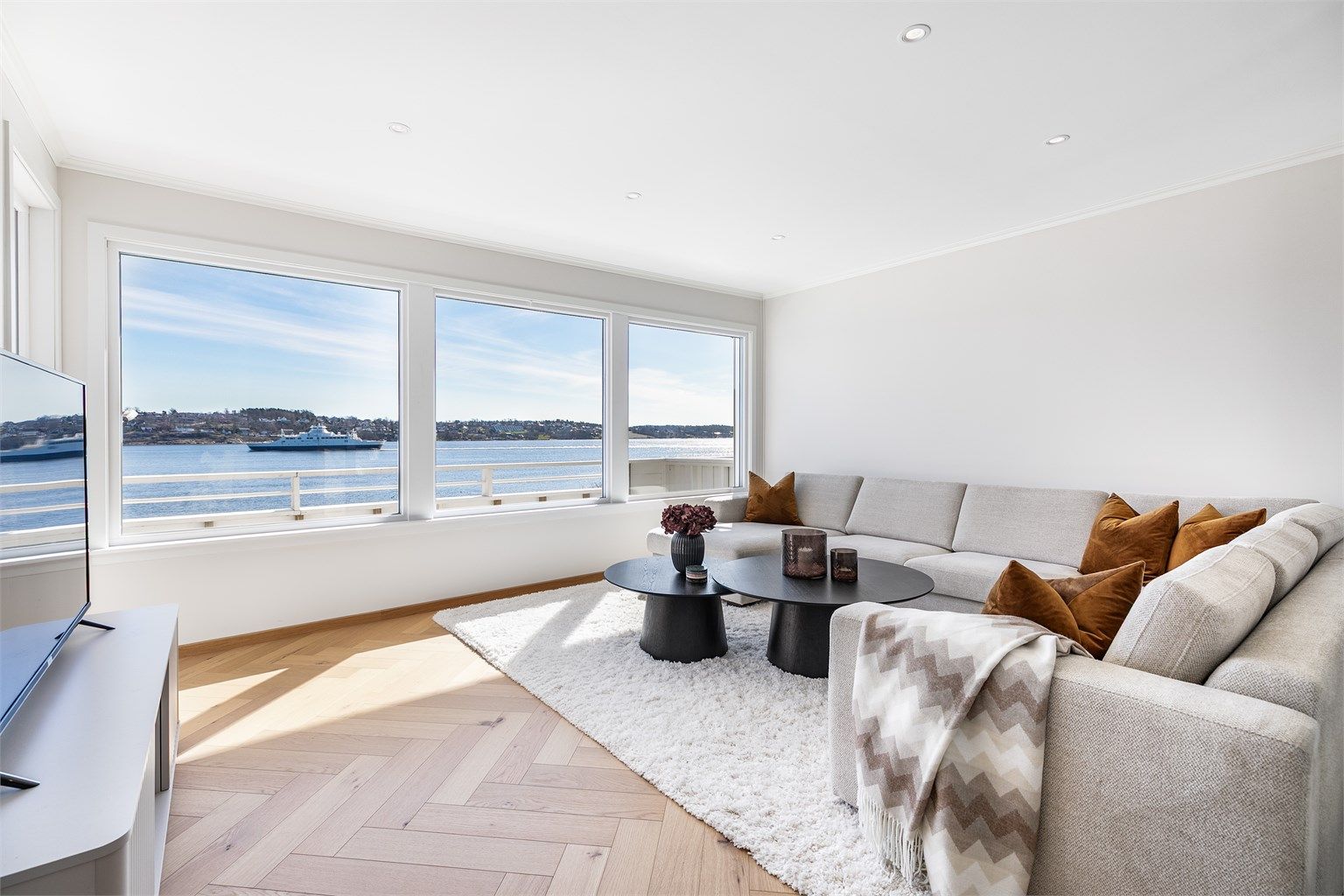 Gjennom det seneste året er det utført betydelig oppussing av overflater i øverste og midtre plan.