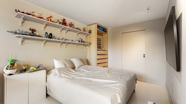 Det er tilgang til innvendig bod med god lagringsplass på begge sider