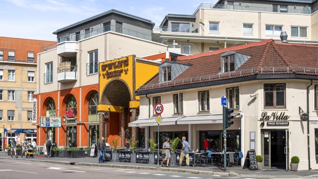 I nærområdet finner du Grønland med sitt pulserende folkeliv, fargerike butikker og et variert utvalg av serveringssteder