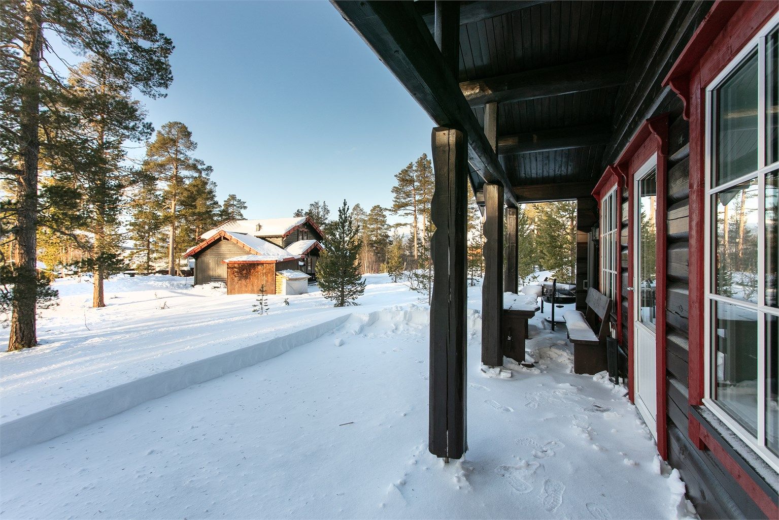 Utgang fra stue til markterrasse med lett tilkomst til hage/naturtomt