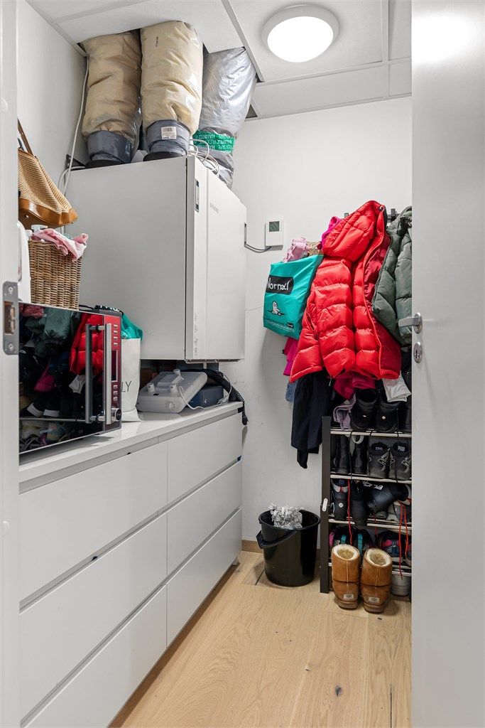 Praktisk innendørs bod med god oppbevaringsplass