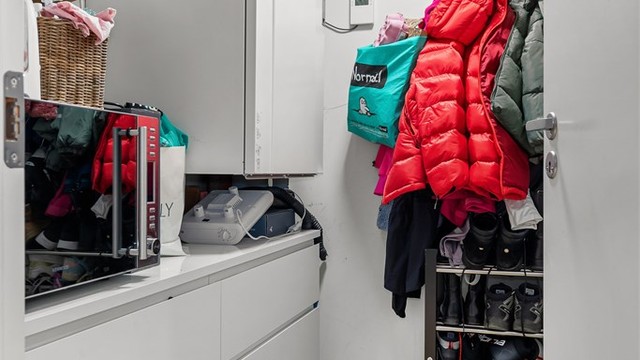 Praktisk innendørs bod med god oppbevaringsplass