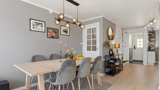 Spisestuen har fin plass til stort bod som er kjekt nå familie og venner kommer på koselige middagsbesøk
