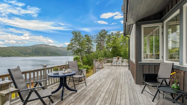 Den romslige terrassen gir god plass til flere sittegrupper og har flott utsyn mot sjøen.