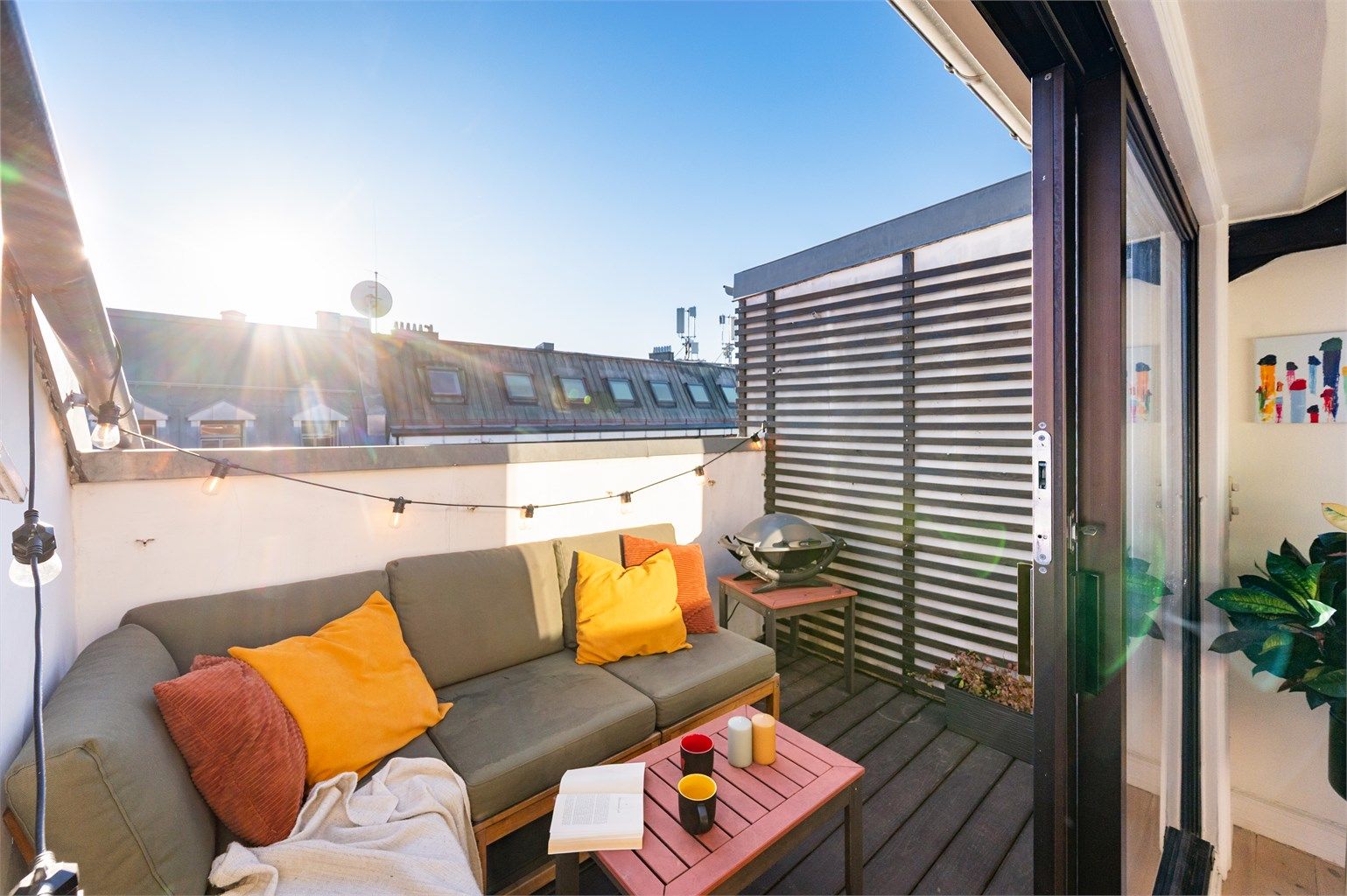 Fra stuen er det utgang til en sydvendt terrasse på ca. 7 kvm med tregulv. Selger opplyser om sol fra ca kl 11 - 18 om sommeren.