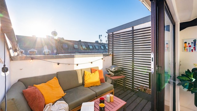 Fra stuen er det utgang til en sydvendt terrasse på ca. 7 kvm med tregulv. Selger opplyser om sol fra ca kl 11 - 18 om sommeren.