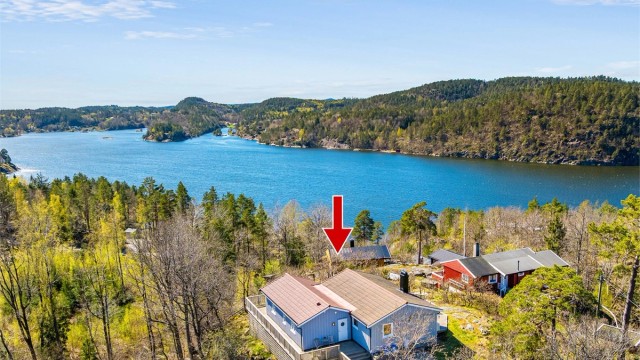 Tverrdalsøya er et ferieparadis. Det er bilvei og parkering til eiendommen like nedenfor.