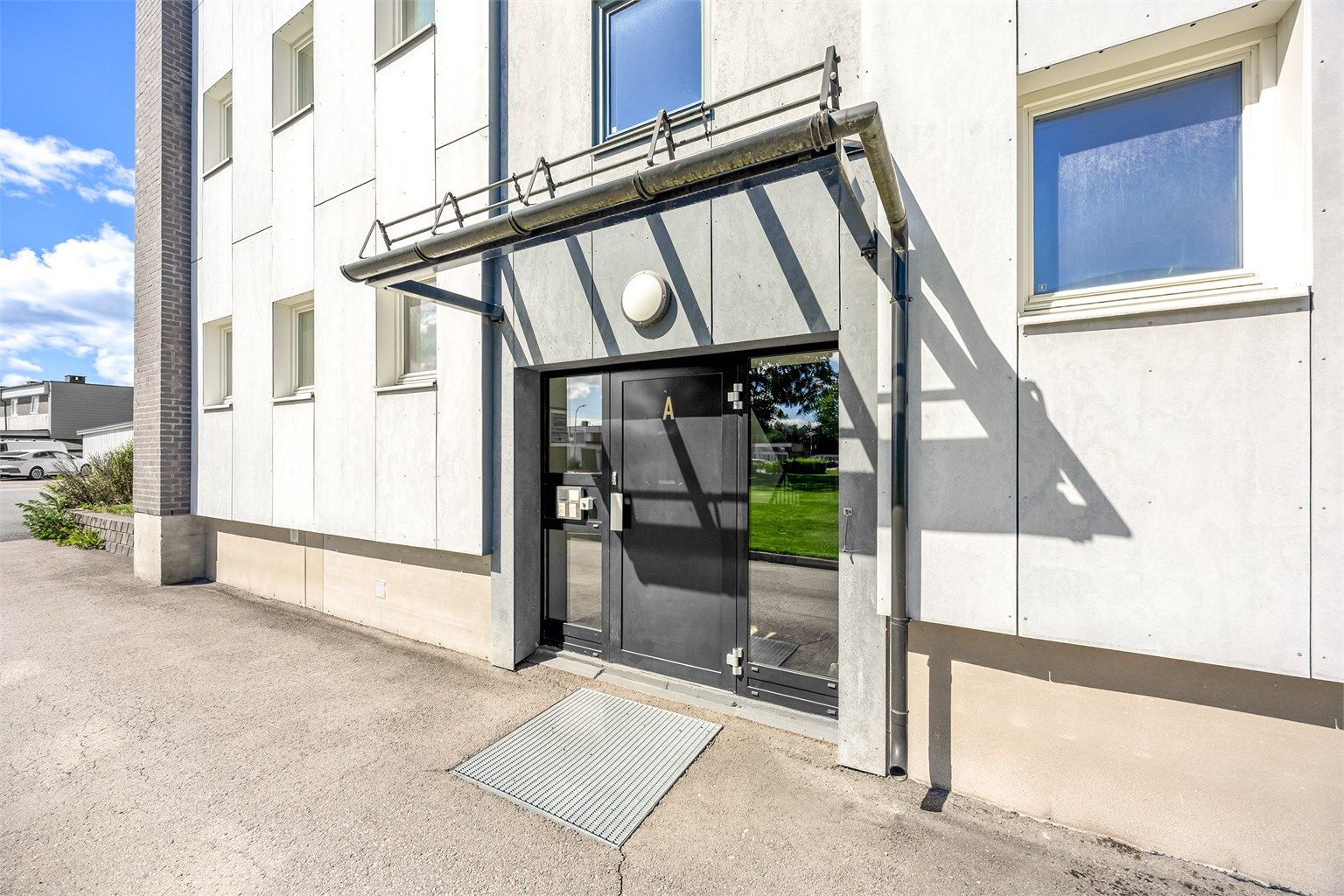 Felles inngangsparti. Leiligheten har enkel adkomst i bygningens første etasje.