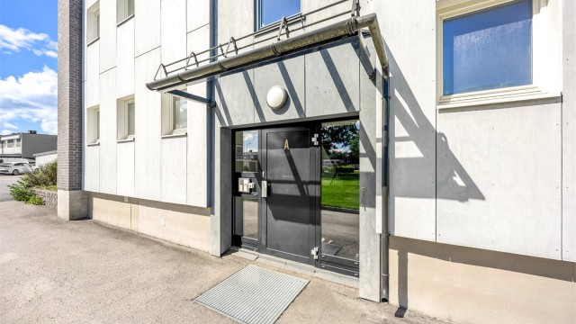 Felles inngangsparti. Leiligheten har enkel adkomst i bygningens første etasje.
