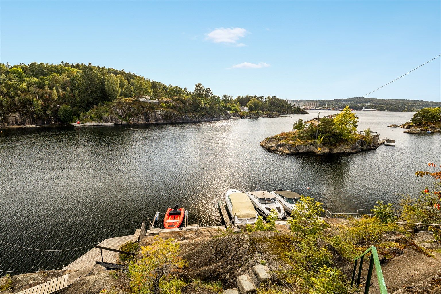 KORT VEI TIL SJØEN. Det er enkel adkomst ned til brygge og sandstrand. Rett til høyre for brygga er det en liten badestrand.
