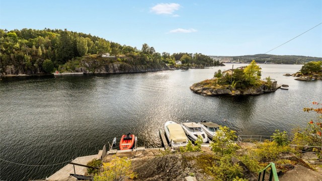 KORT VEI TIL SJØEN. Det er enkel adkomst ned til brygge og sandstrand. Rett til høyre for brygga er det en liten badestrand.