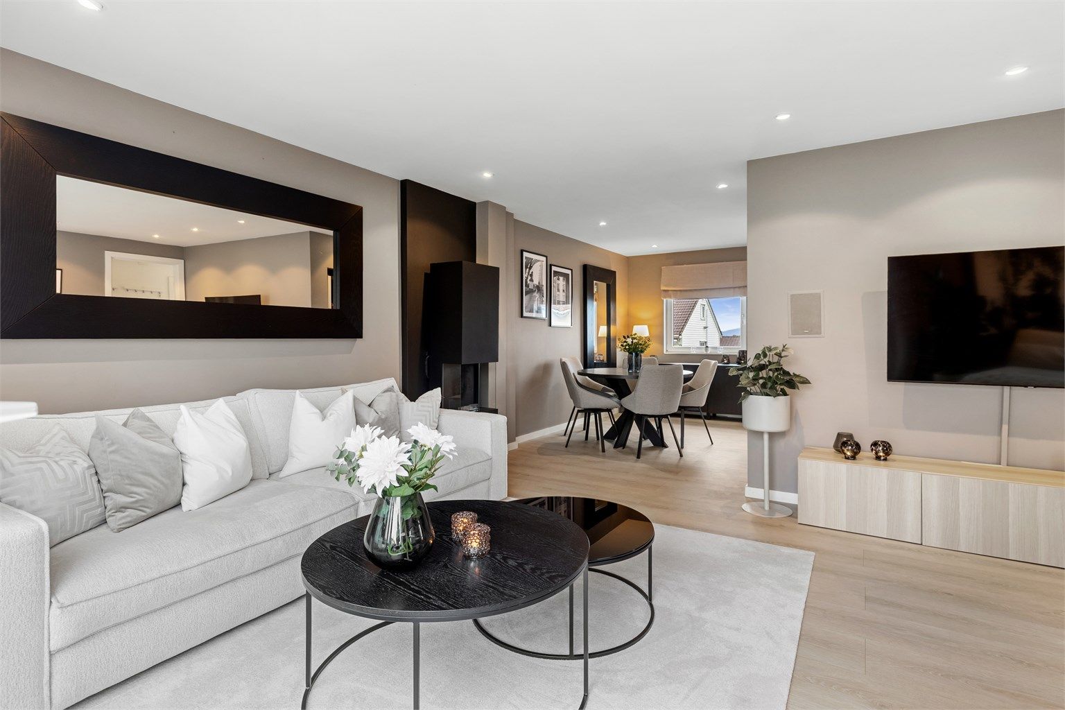 Den sosiale sonen strekker seg fra stuen og over mot spiseplassen.