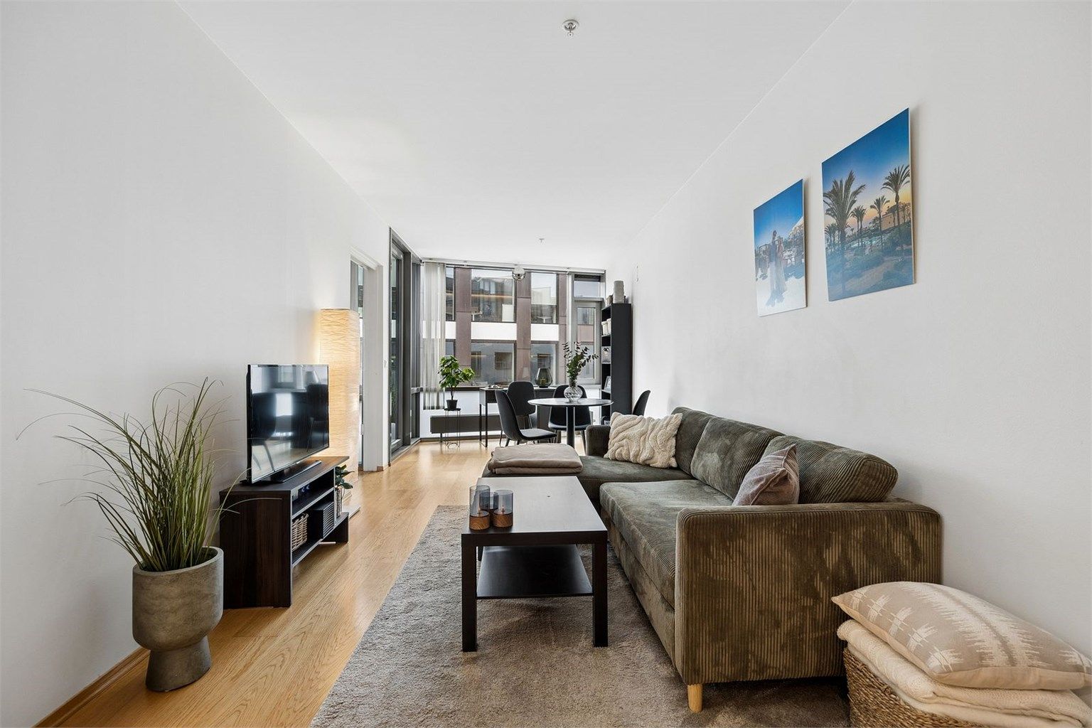 Romslig stue med plass til sofa og spisebord