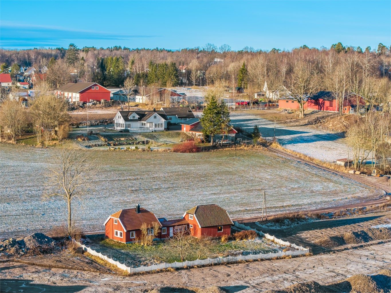 I tillegg medfølger dobbelgarasje med delvis innredet lagringsrom over. 