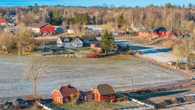 I tillegg medfølger dobbelgarasje med delvis innredet lagringsrom over.