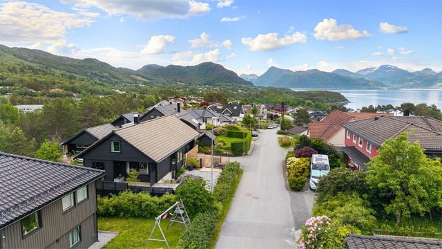 Oversikt over nærområdet med Storfjorden i bakgrunnen.