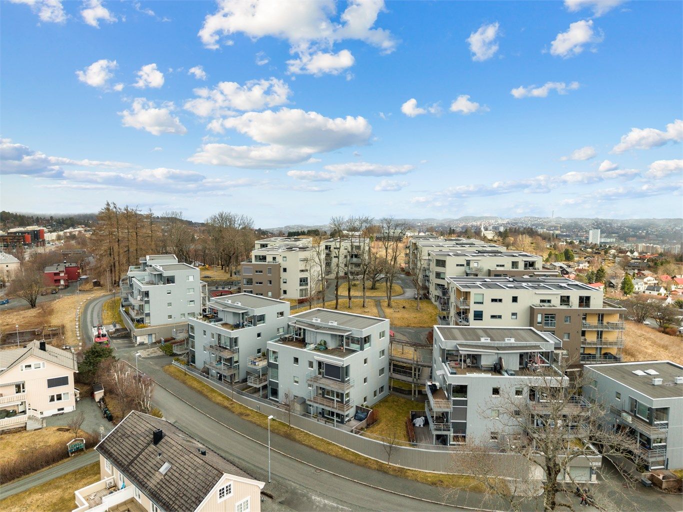 Dagligvarehandelen kan gjøres ved Kiwi Havstad eller Coop Prix Rognheim. For et bredere servicetilbud ligger Byåsen Butikksenter en kort kjøretur unna, med butikker, apotek og Vinmonopol. 