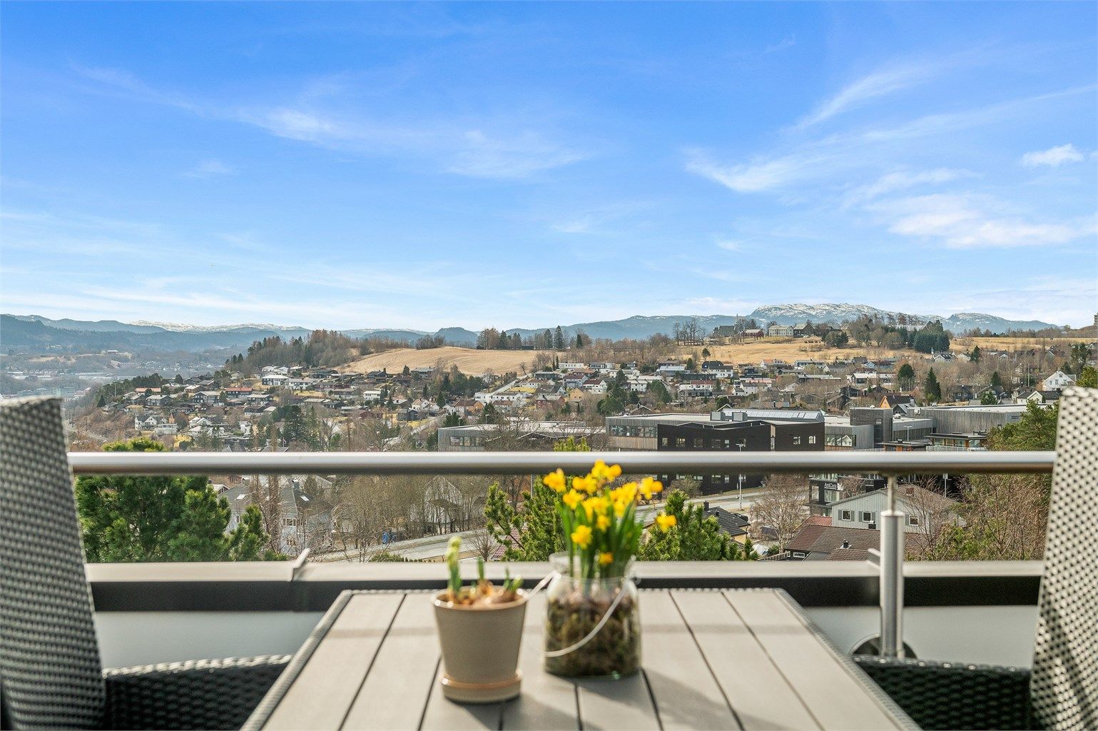 Fra denne delen av uteplassen nyter man et vidstrakt utsyn mot nærområdet og omkringliggende landskap – en kvalitet som virkelig skiller seg ut.