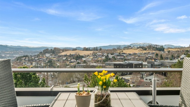 Fra denne delen av uteplassen nyter man et vidstrakt utsyn mot nærområdet og omkringliggende landskap – en kvalitet som virkelig skiller seg ut.