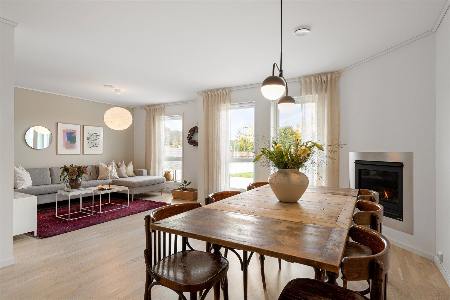 Gjennomgående stue med gasspeis, god plass til spisebord og utgang til hagen.
Foto: Stian Wiik