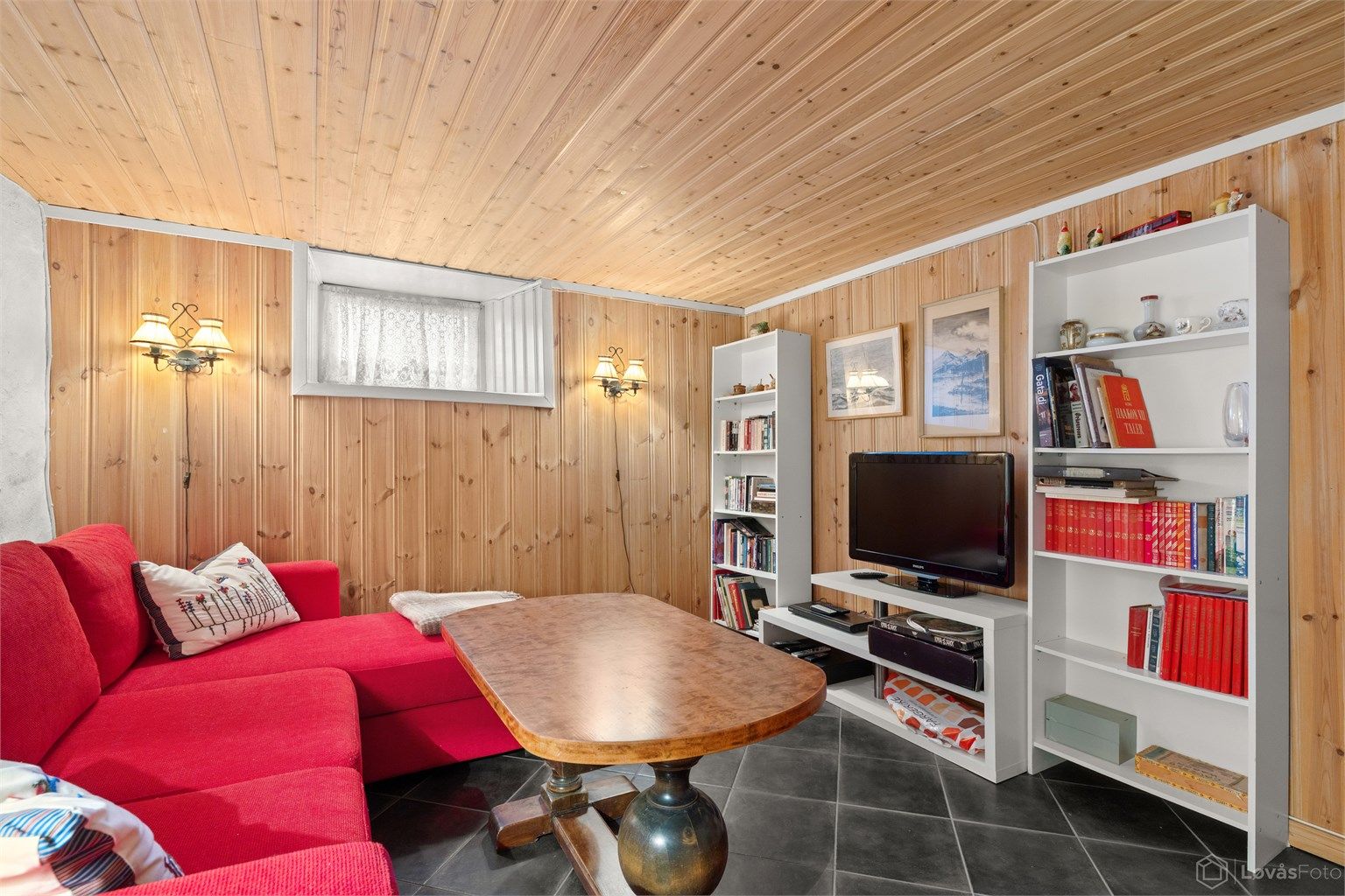 Kjellerstuen har flislagt gulv med elektrisk gulvvarme, som gir et lunt og anvendelig ekstra oppholdsrom. (ikke godkjent for varig opphold - se punkt under "ferdigattest")