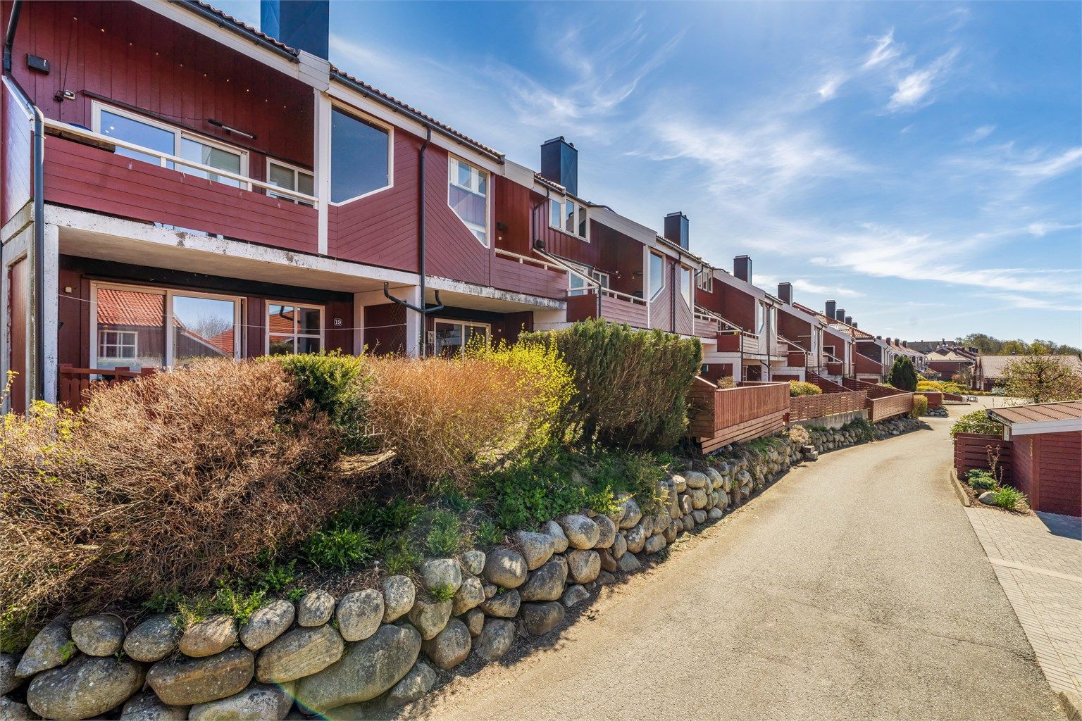 Bebyggelsen i borettslaget består av lavblokker og rekkehus, som skaper et trivelig bomiljø.