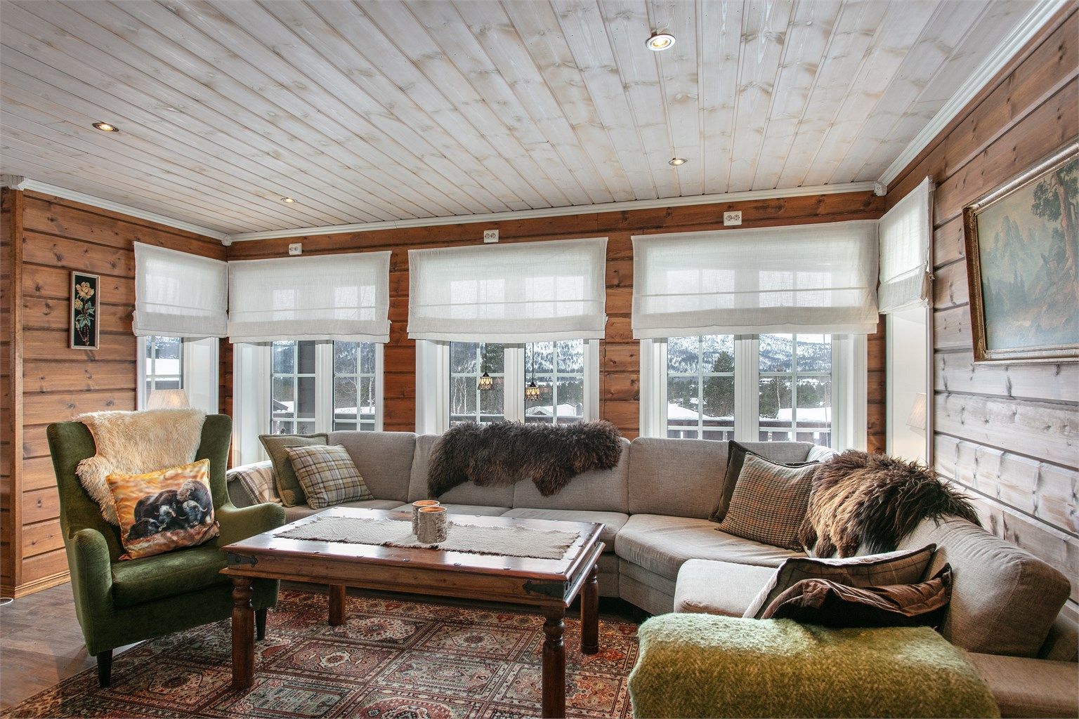 Store vindusflater på stuen gir godt med lysinnslipp