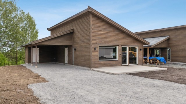 Sørbygdavegen 24A og B! Bildet viser 24C og 24D som er solgt. Lettstelte eneboliger med carport og bod i bakkant.