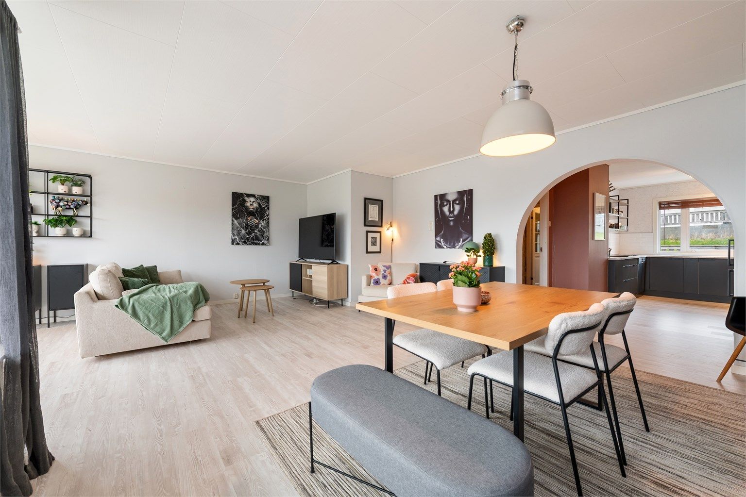 Boligen har en romslig stue med god plass til flere møbleringssoner. Det er lagt laminat/klikkvinyl på gulv