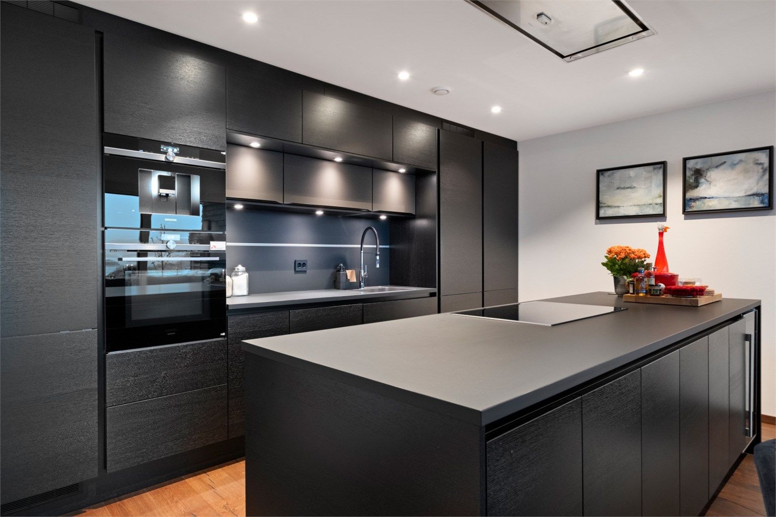 Praktisk kjøkkenøy mot stue