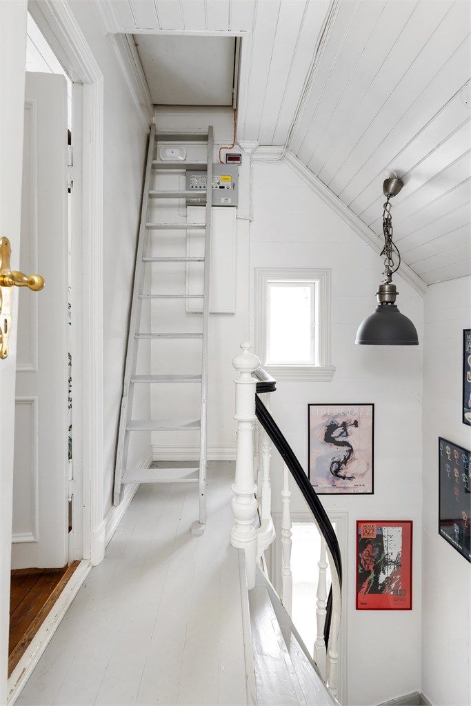 Fra gangen i loftsetasjen er det adkomst til et uinnredet kaldt loft med lagringsplass via takluke.