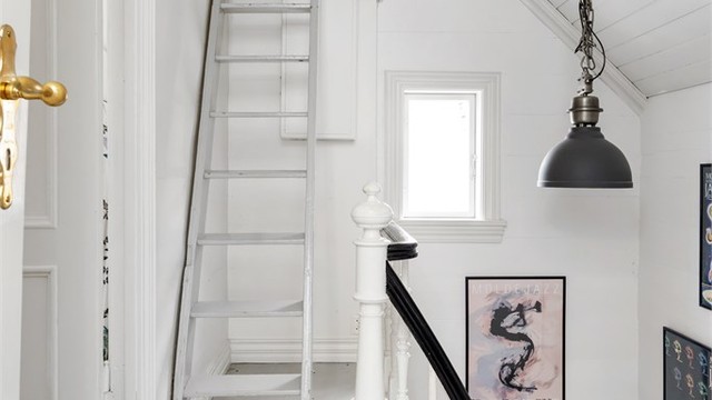 Fra gangen i loftsetasjen er det adkomst til et uinnredet kaldt loft med lagringsplass via takluke.