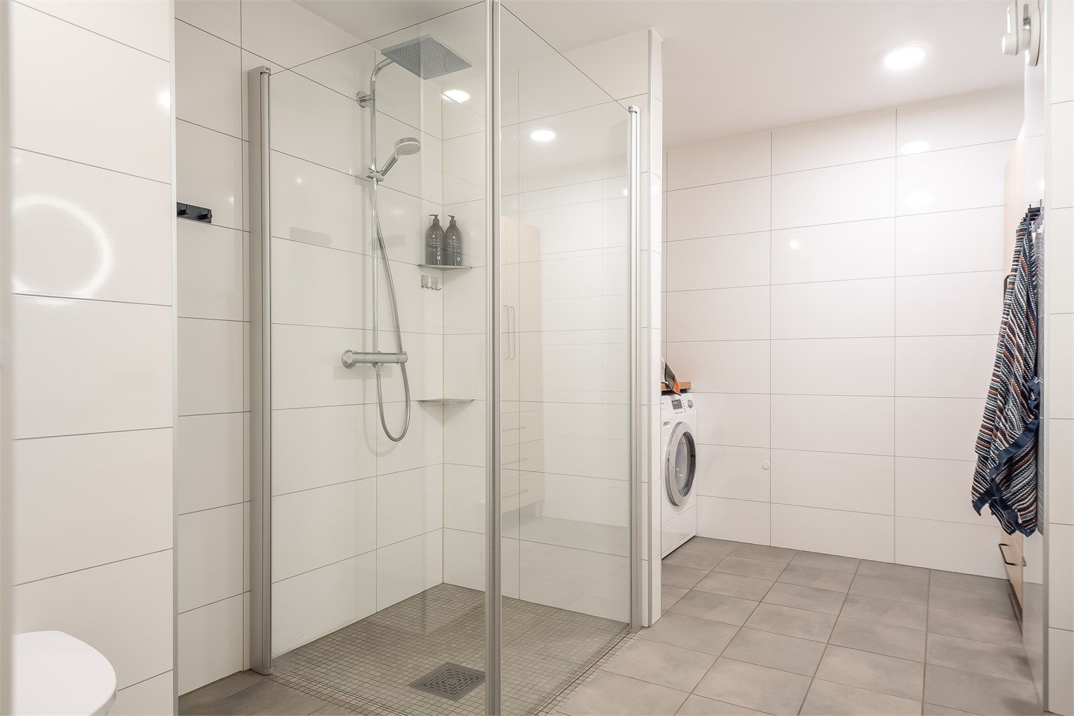 Eksepsjonelt lekkert bad på nesten hele 10 kvm.! Badet er renovert og holder selvsagt god standard