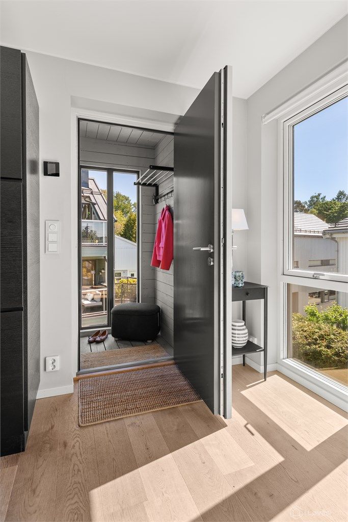 Leiligheten ligger i 2. etasje med egen, utvendig og overbygget adkomst via trapp med integrerte downlights. 