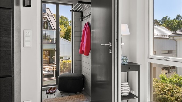 Leiligheten ligger i 2. etasje med egen, utvendig og overbygget adkomst via trapp med integrerte downlights.