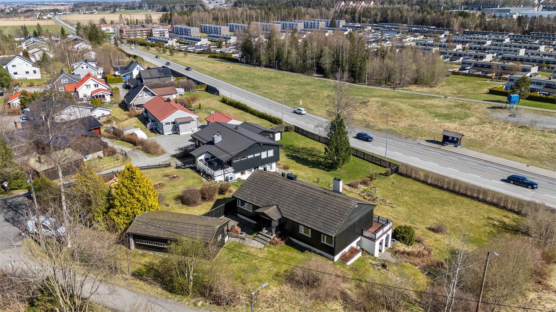 Eiendommen ligger i et område preget av eneboliger og store, grønne tomter.