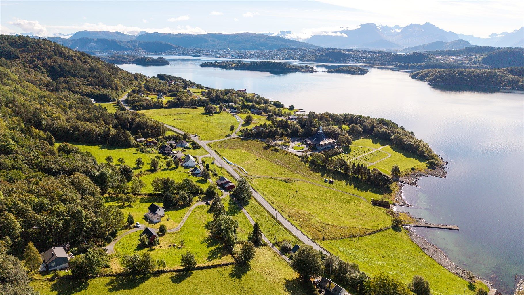 Fra Ellingsøya er det ca. 10 kilometer til Ålesund sentrum via undersjøiske tunneler.