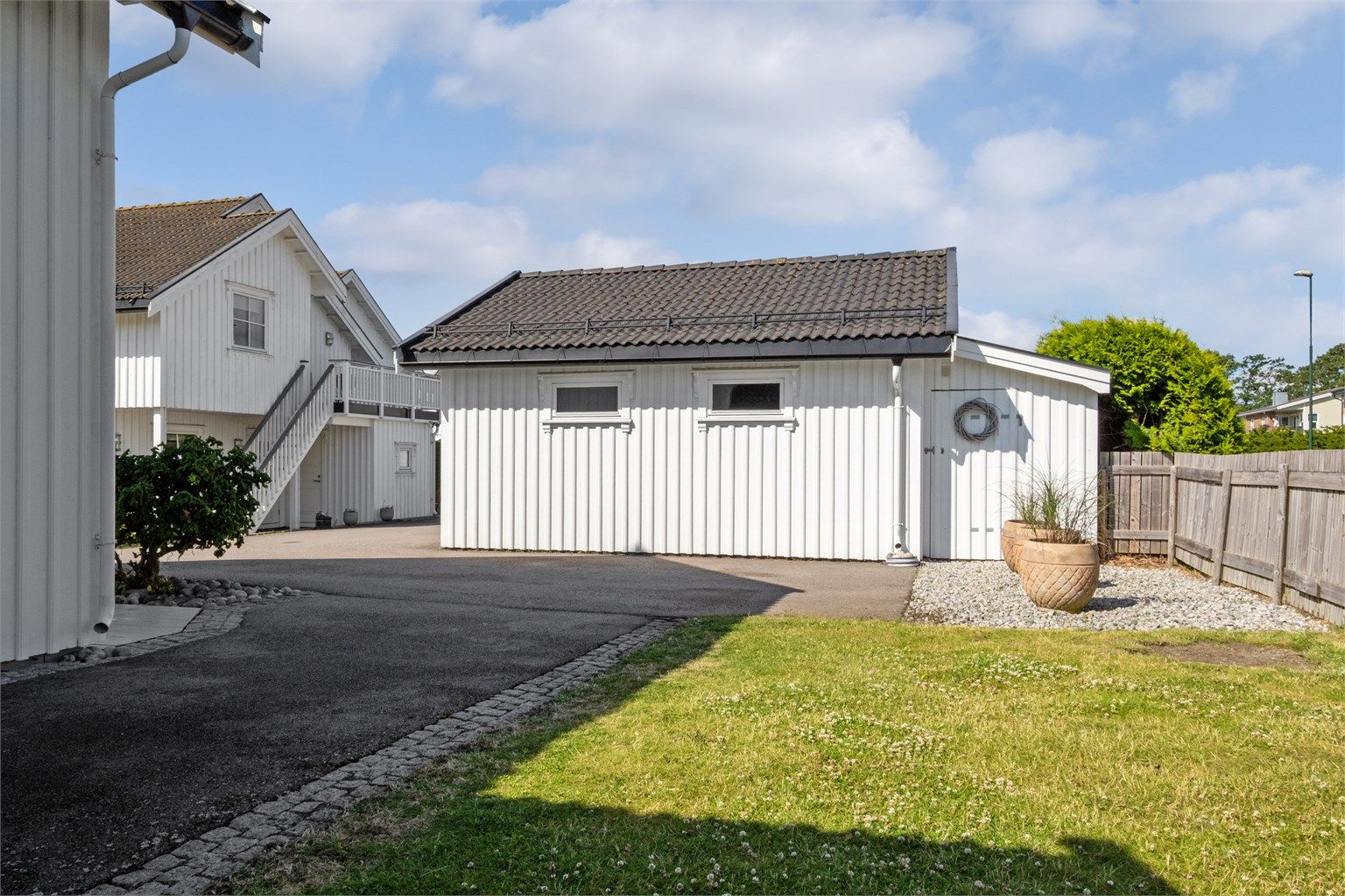 I tillegg er det to uteboder på baksiden av garasjen. ( Bod bak garasje er ikke på tegning.)