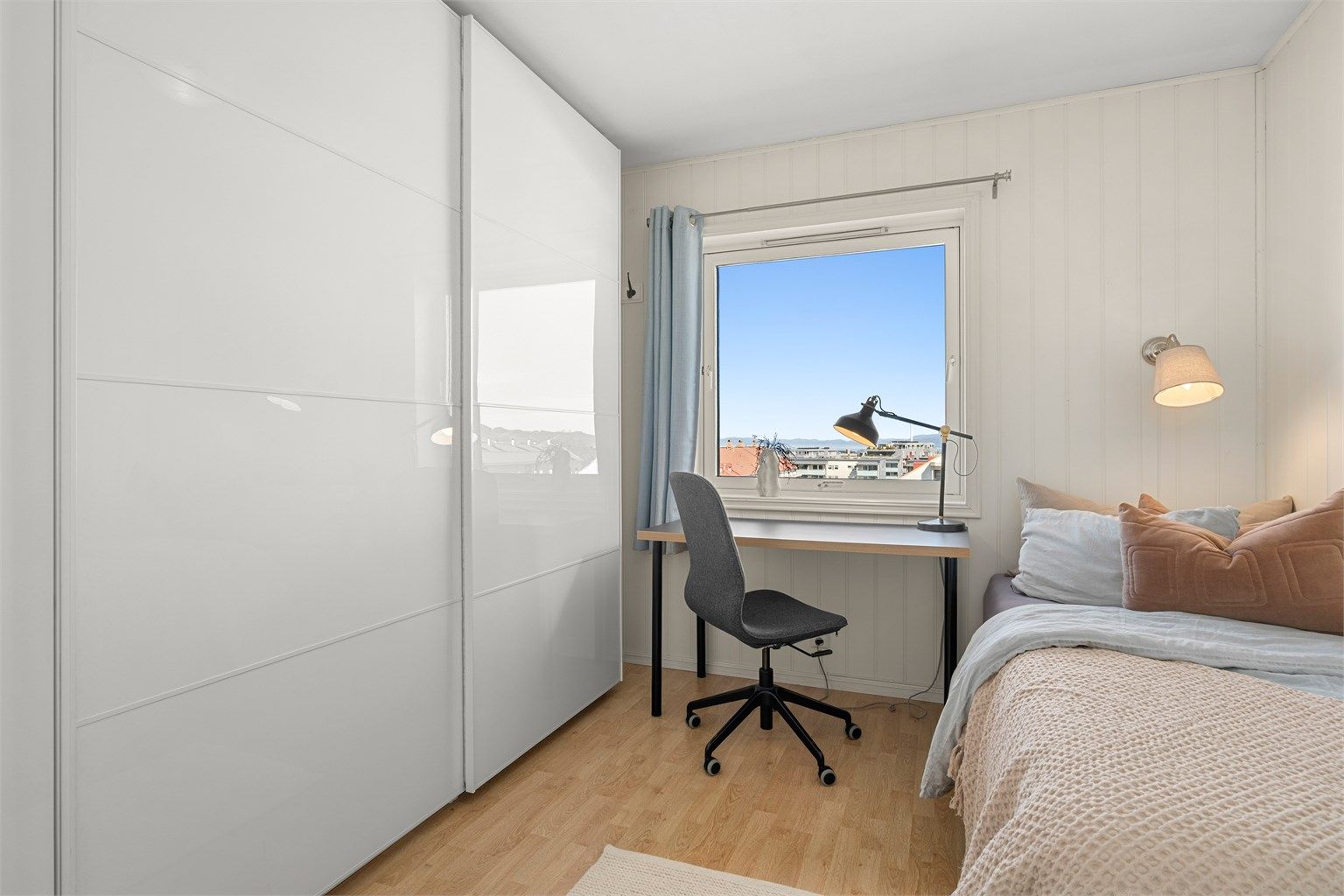 Soverom 2 måler 8,5 kvm og har stor, praktisk skyvedørsgarderobe. 