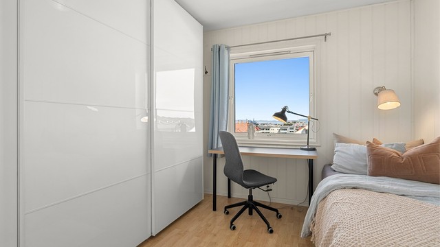 Soverom 2 måler 8,5 kvm og har stor, praktisk skyvedørsgarderobe.