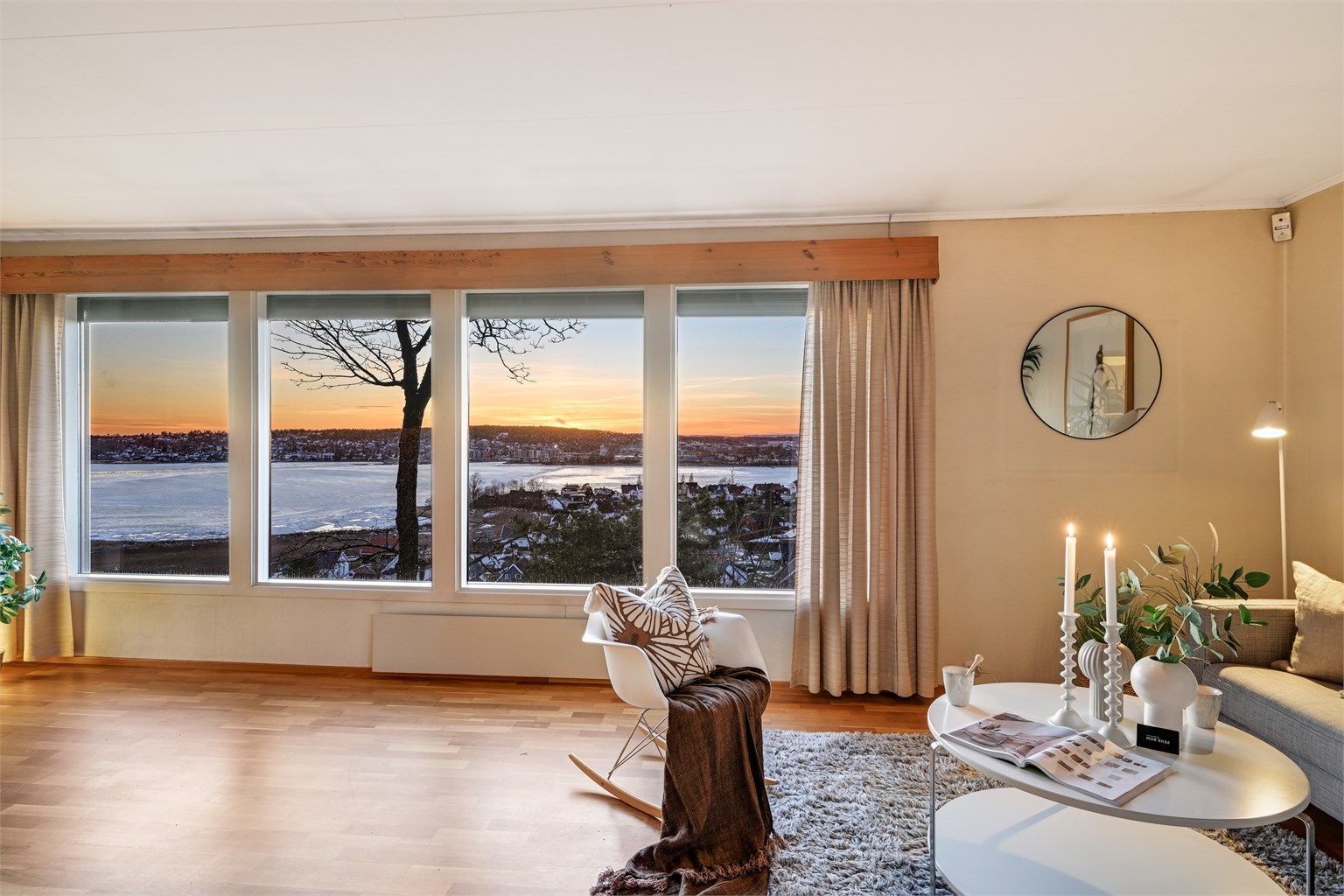 Stue med karakter, sjel og et utsyn som setter stemningen.